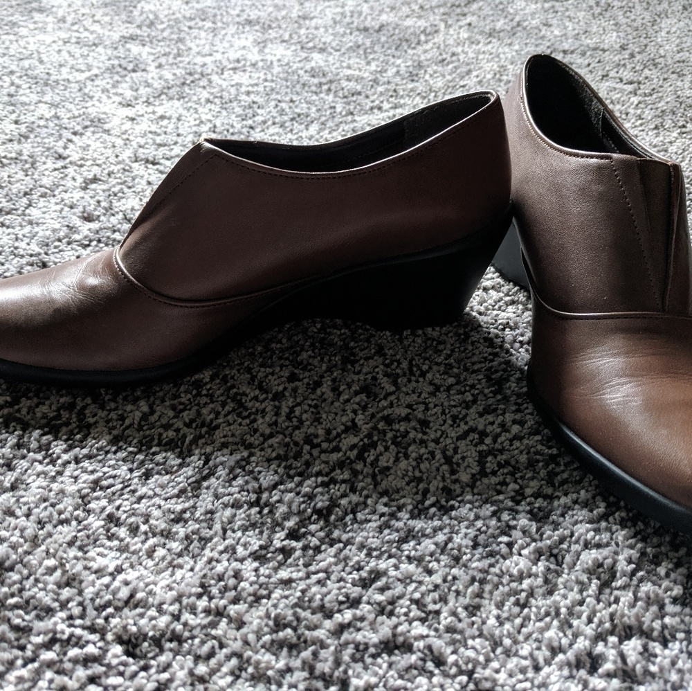 ADORABLE Brown Booties! - Picture 4 of 4